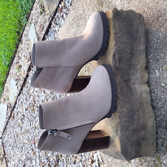 Gibson and Latimer Ankle Boot - Like New - Picture 1 of 6